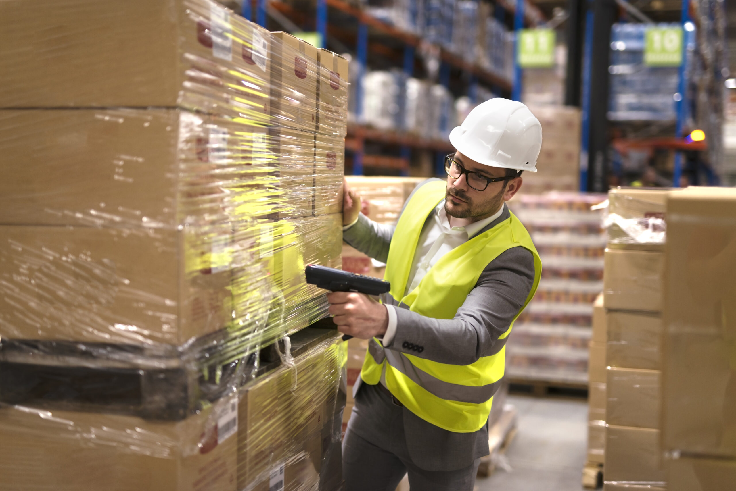 E8 ou WR : le suffixe qui décide si votre lecteur RFID lit à 10 mètres ou à 50 centimètres